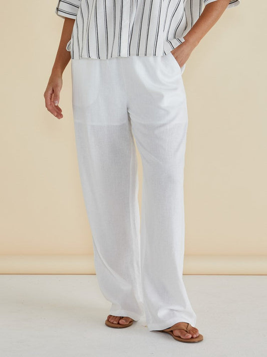 Image of a model wearing Pants. Productname: Betty Basics Zaza Relax Pant White in White colour by brand - Betty Basics