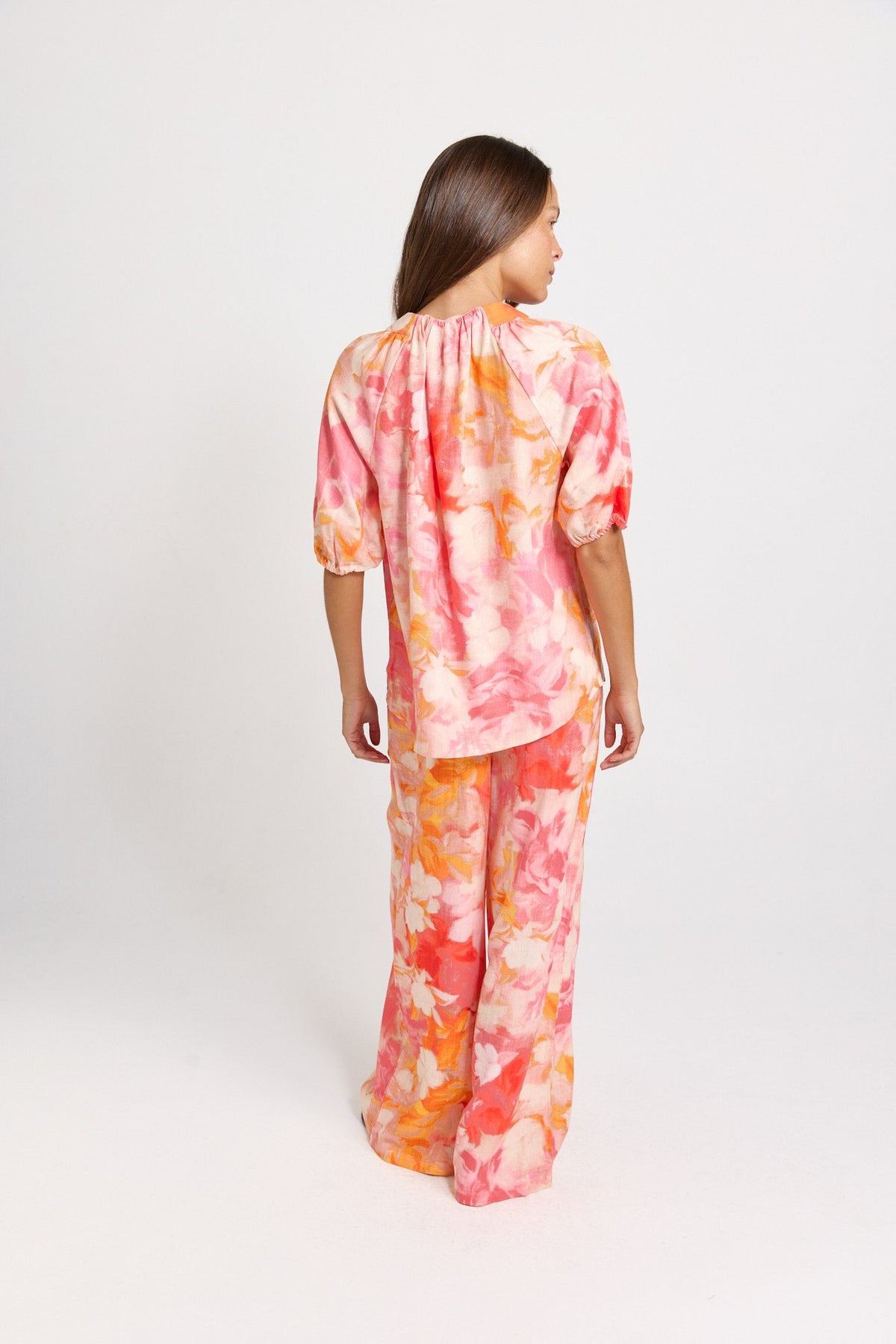 Betty Basics Joanne Linen Blend Blouse (Brushed Floral Print)