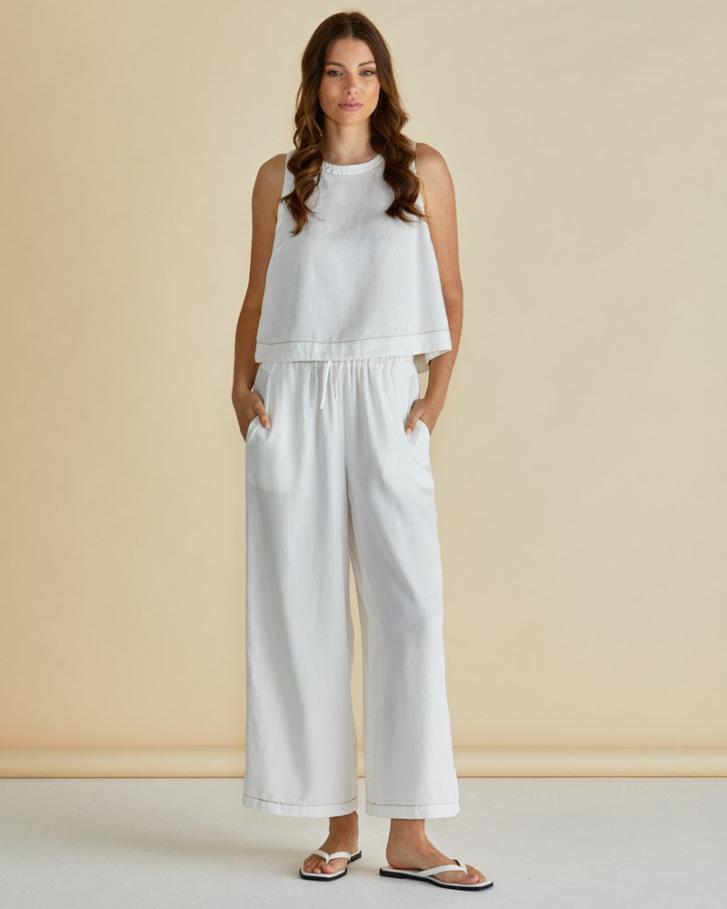 Image of a model wearing Pants. Productname: Betty Basics Copacabana Relax Pant White in White colour by brand - Betty Basics