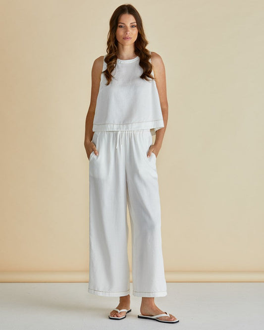 Image of a model wearing Pants. Productname: Betty Basics Copacabana Relax Pant White in White colour by brand - Betty Basics