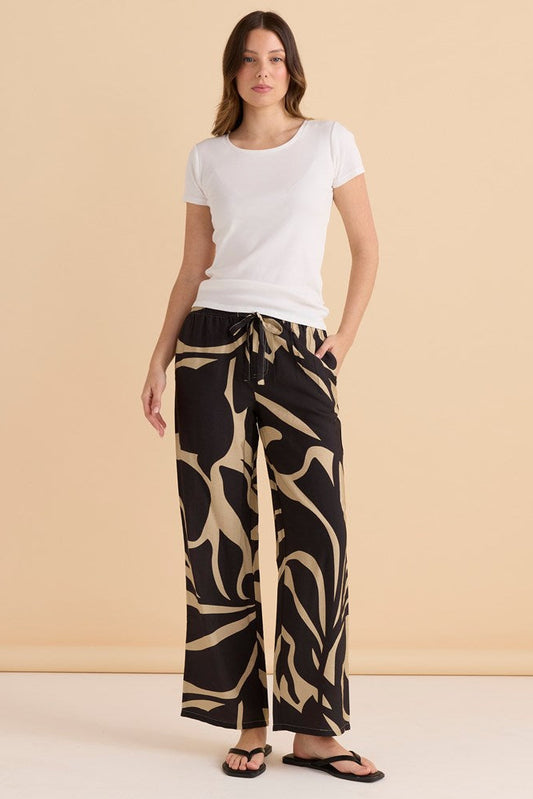 Image of a model wearing Pants. Productname: Betty Basics Sutton Relax Pant Monochrome Floral in Monochrome Floral colour by brand - Betty Basics