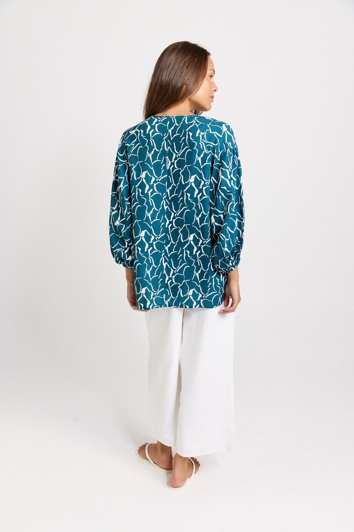 Betty Basics Bella Linen Blend Blouse (Teal Petal Print)