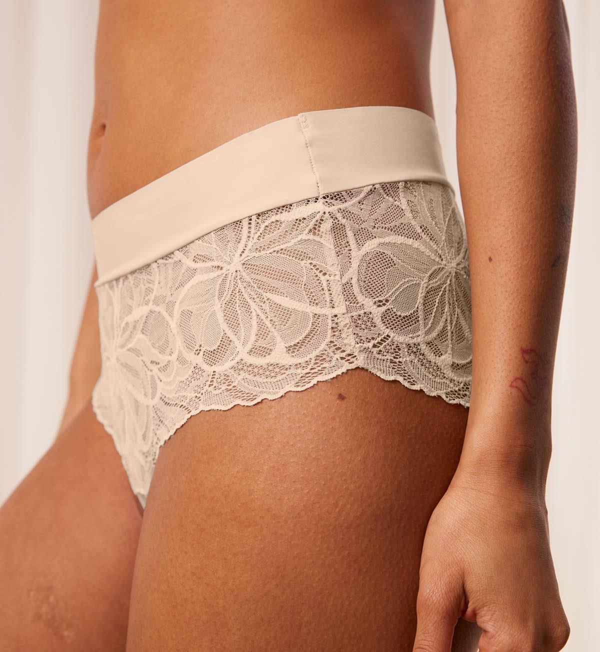 Triumph Body Make Up Illusion Lace Short (Nude Beige)