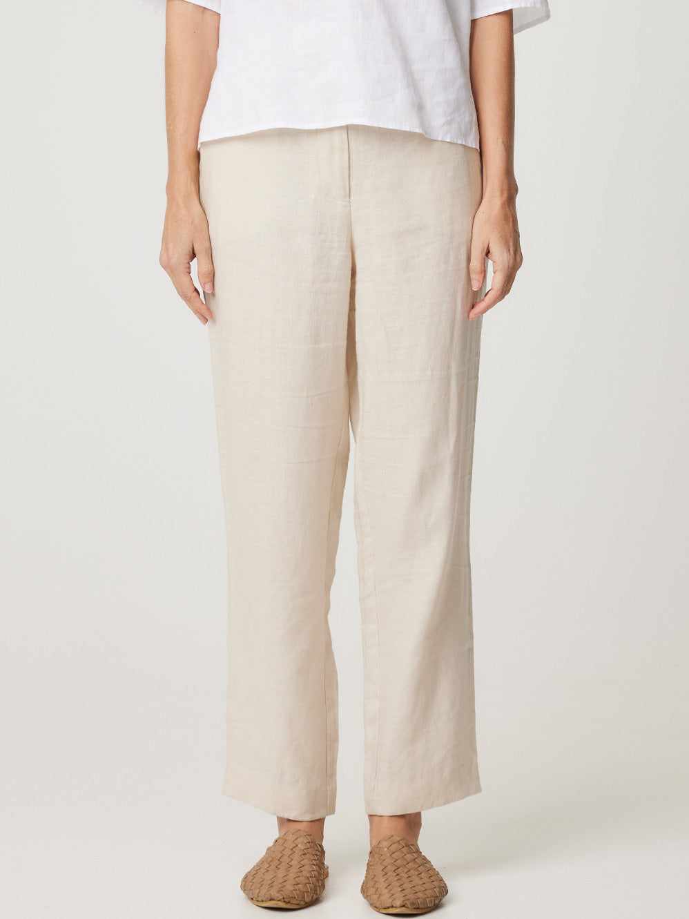Image of a model wearing Pants. Productname: ENNI LINEN STRAIGHT LEG PANT in Navy colour by brand - Enni