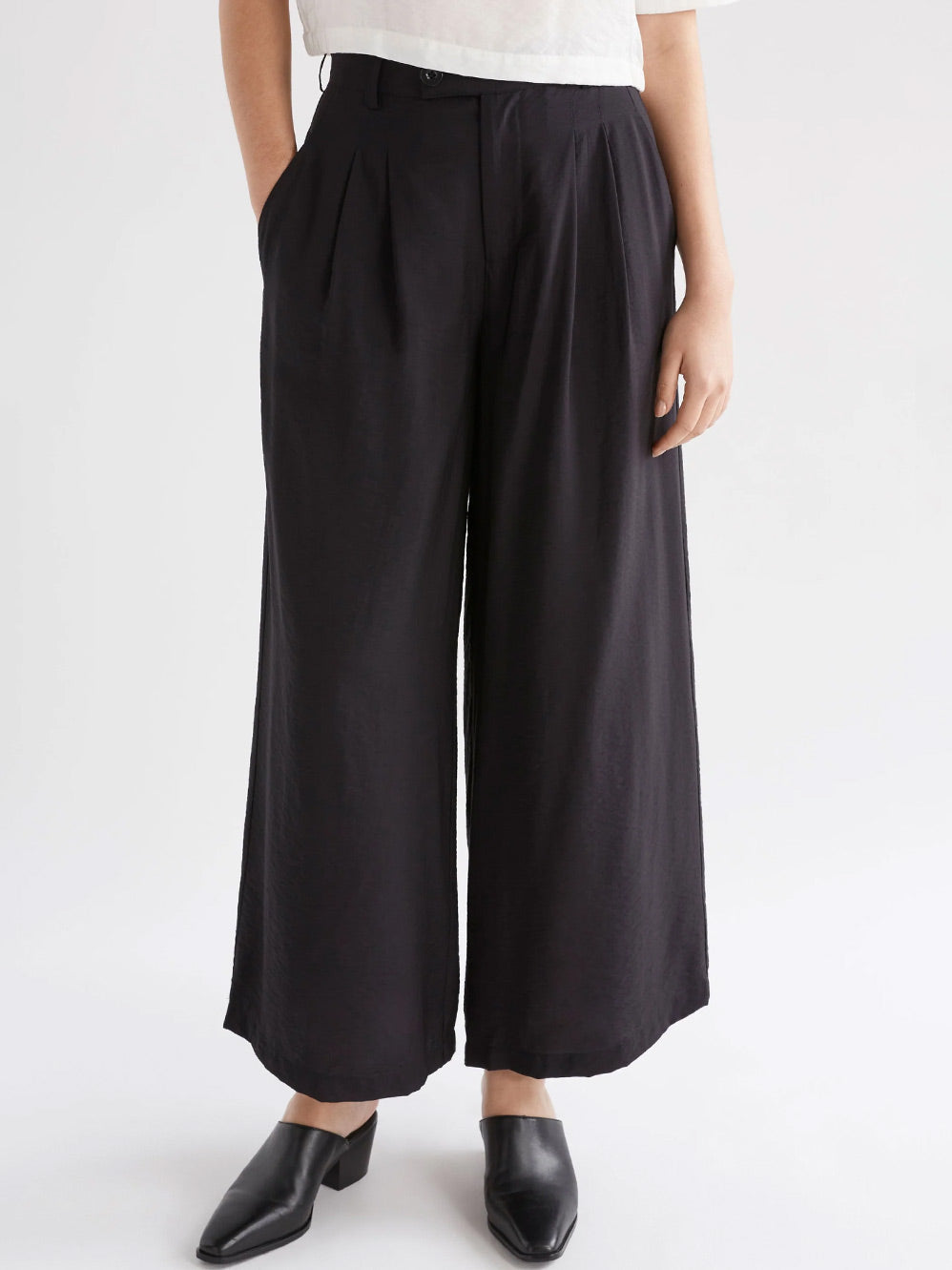 Image of a model wearing Pants. Productname: Elk Pressa Pant in Black colour by brand - Elk