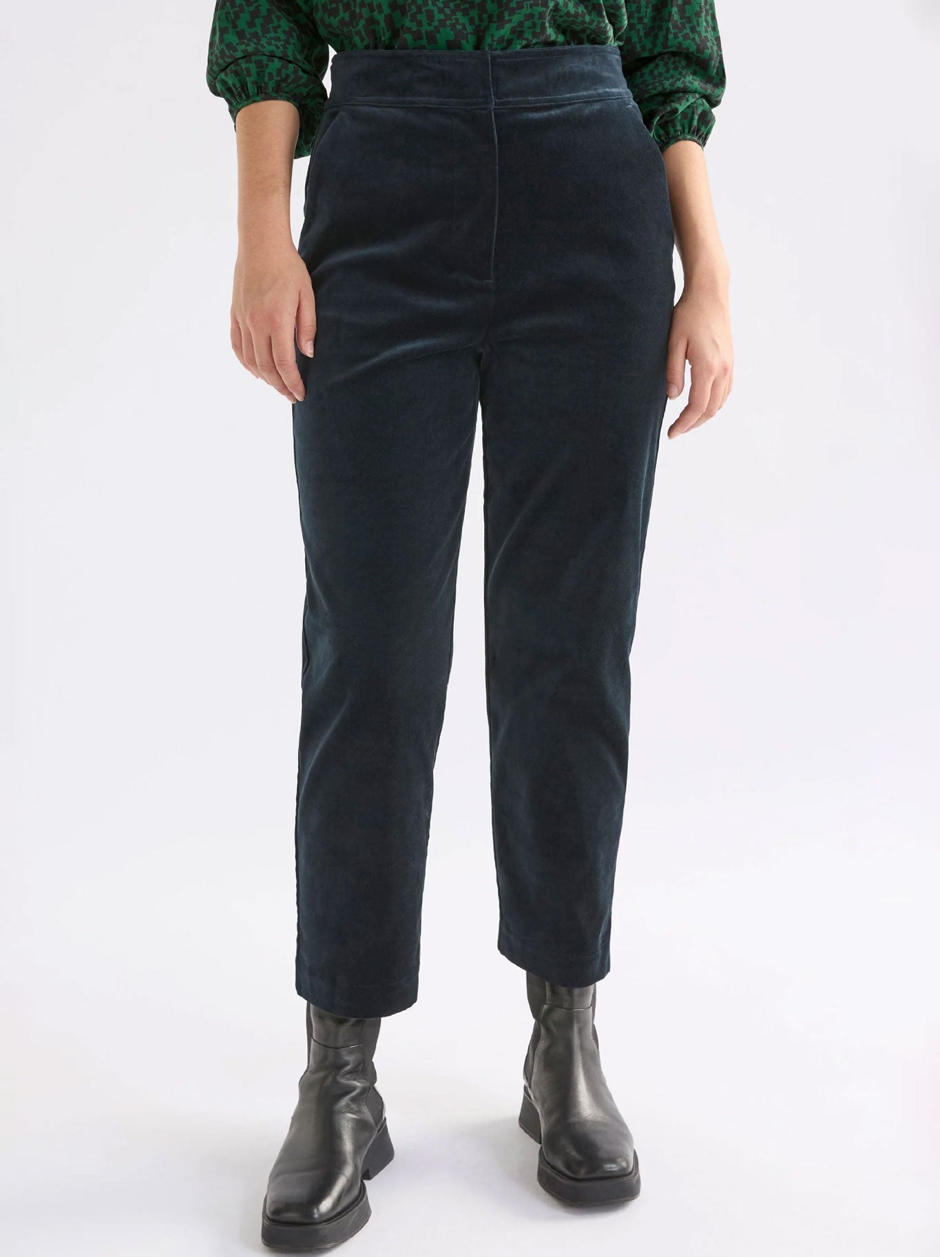 Image of a model wearing Pants. Productname: ELK ALTES PANT in Carbon colour by brand - Elk