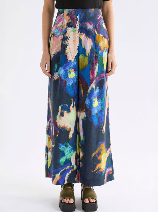 Image of a model wearing Pants. Productname: Elk Lato Pant in Vaara Print colour by brand - Elk