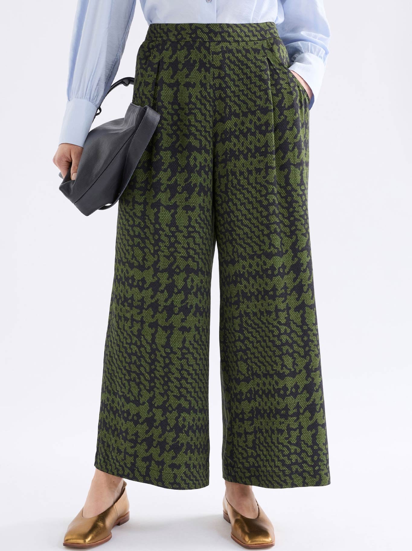 Image of a model wearing Pants. Productname: Elk Mitte Pant in Portus Print colour by brand - Elk