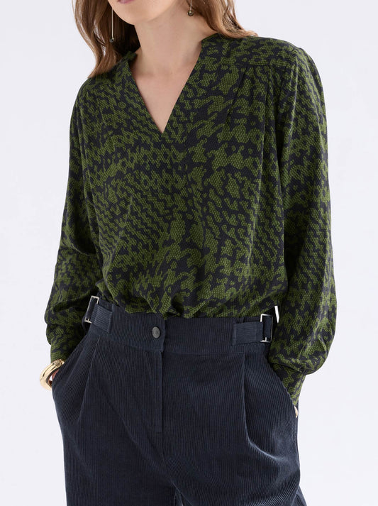 Image of a model wearing Tops. Productname: Elk Maar Top in Portus Print colour by brand - Elk