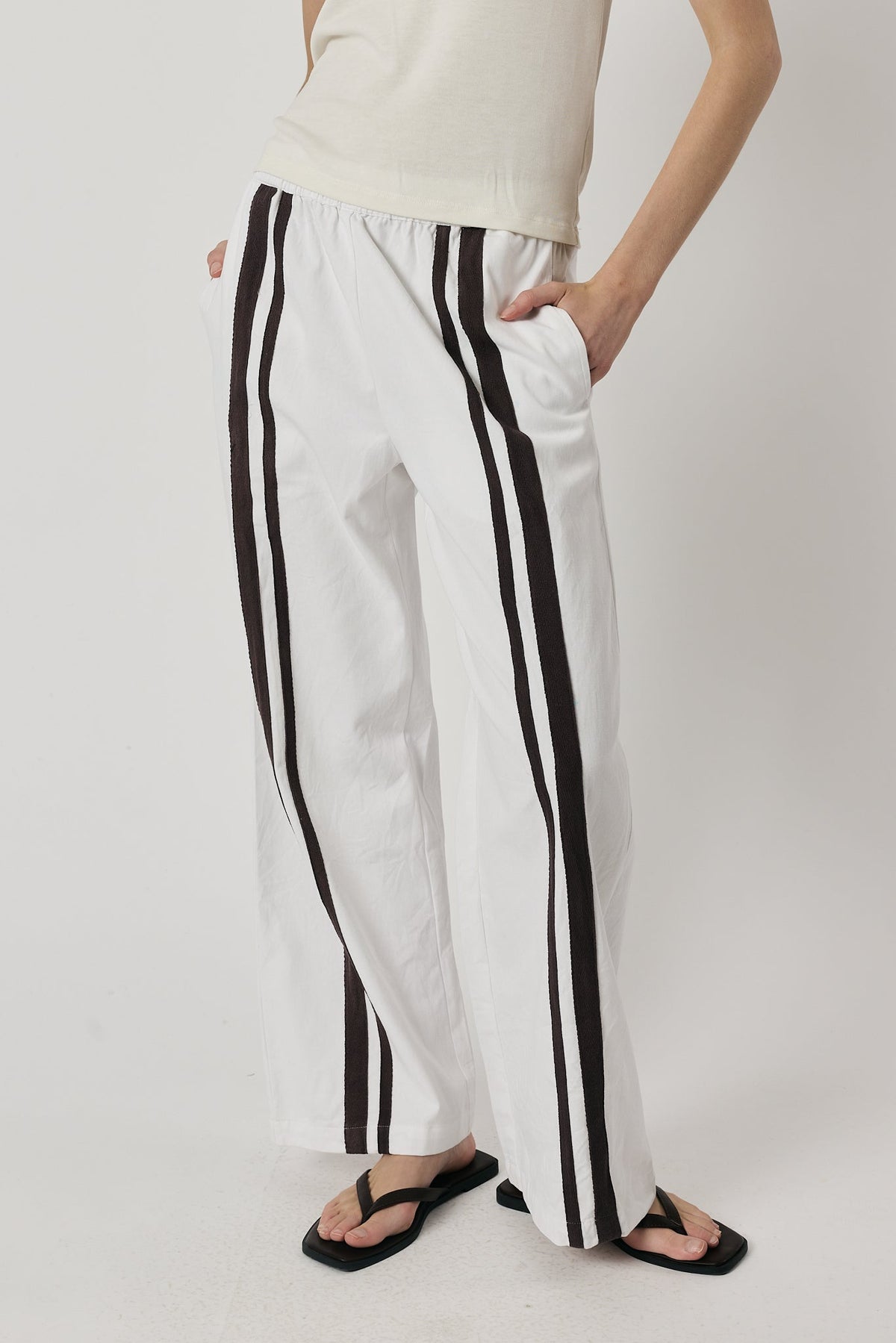 Giliann Adela Pant (White)