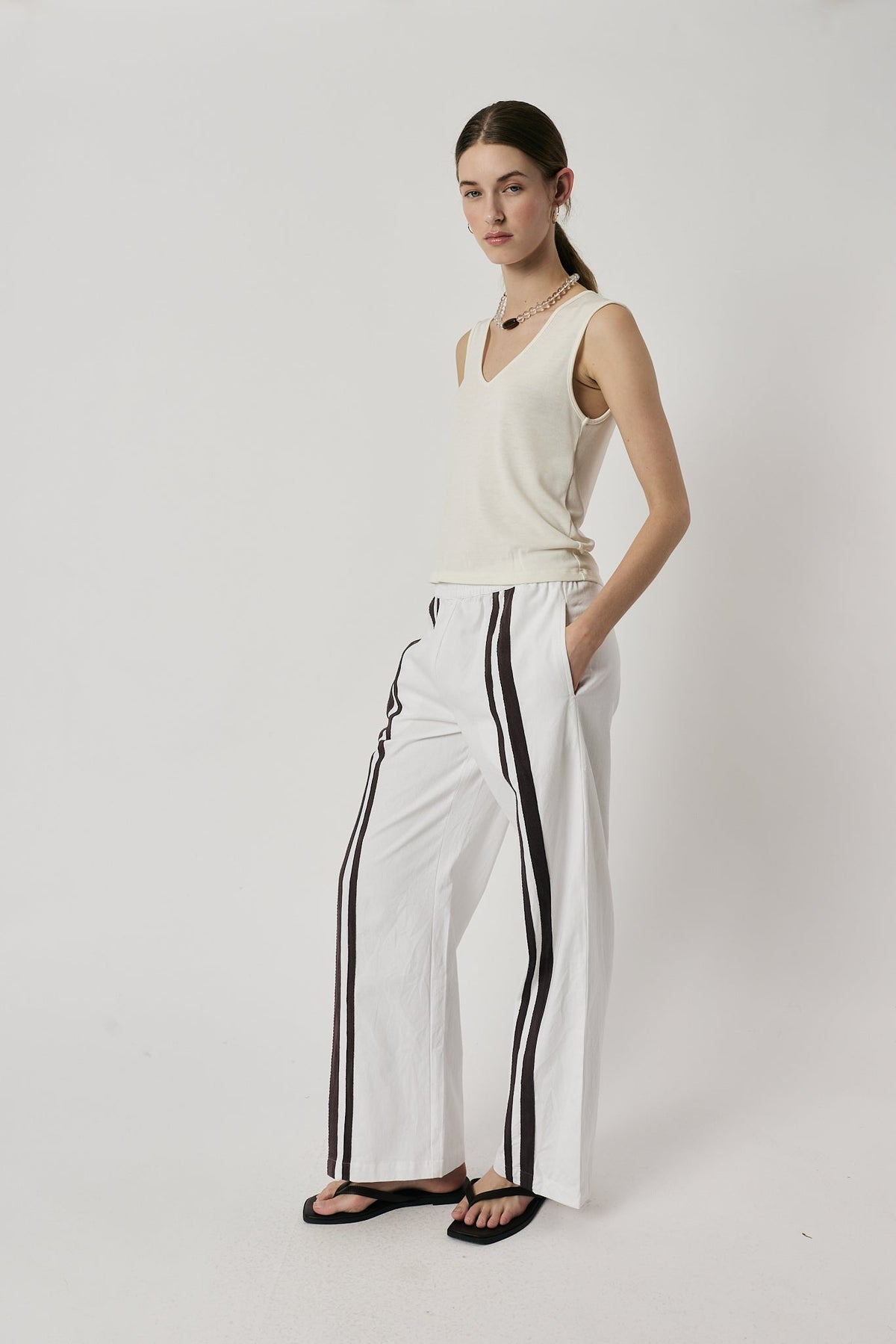 Giliann Adela Pant (White)