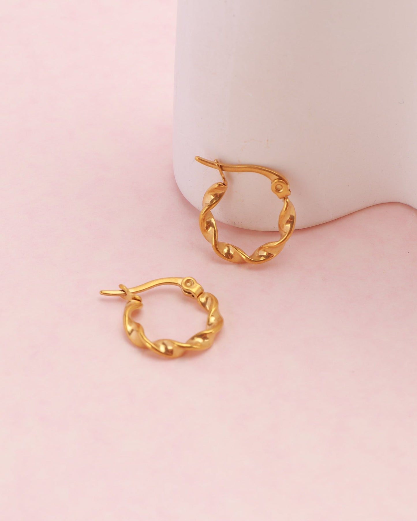 Heychic Josephine Small Twist Hoop Earrings (Gold)