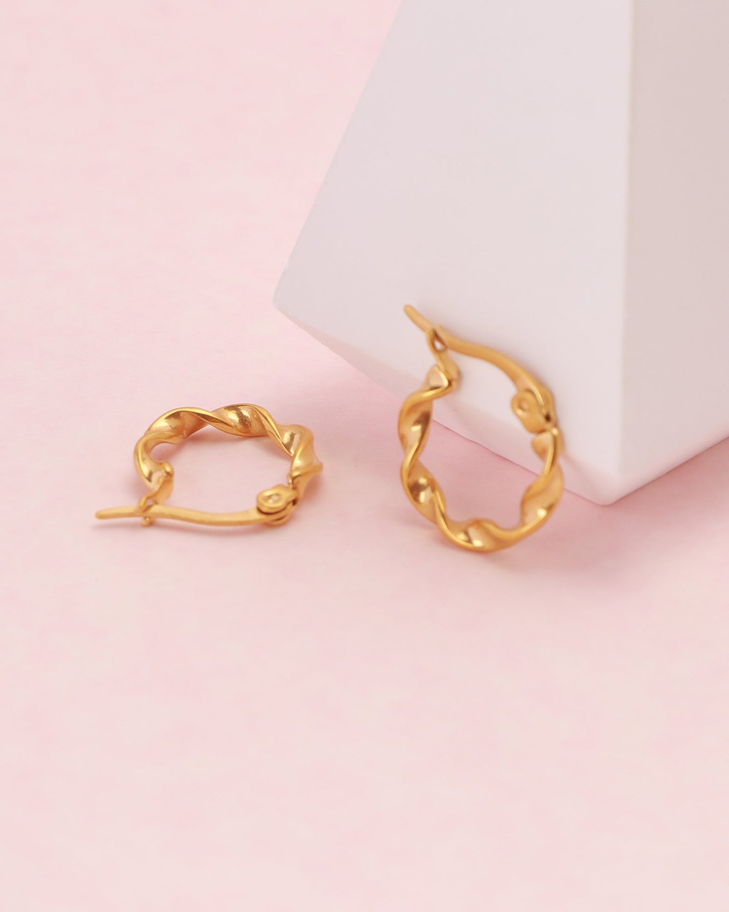 Heychic Josephine Small Twist Hoop Earrings (Gold)