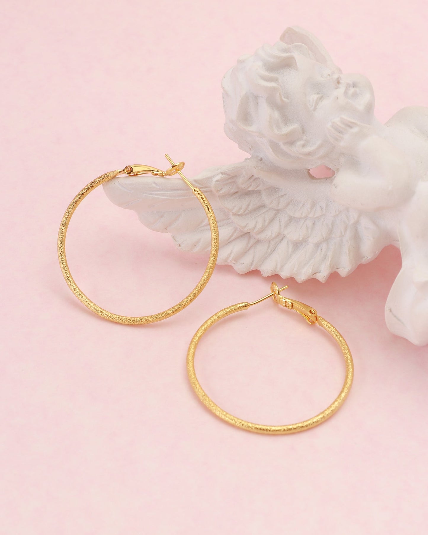 Heychic Lucia Gold Textured Hoop Earrings (Red)