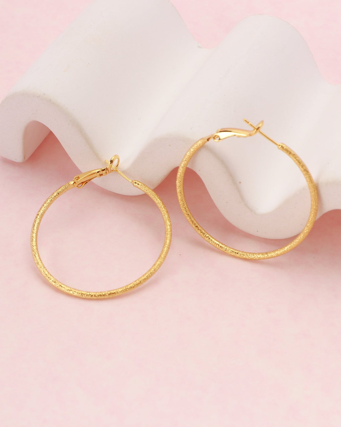 Heychic Lucia Gold Textured Hoop Earrings (Red)