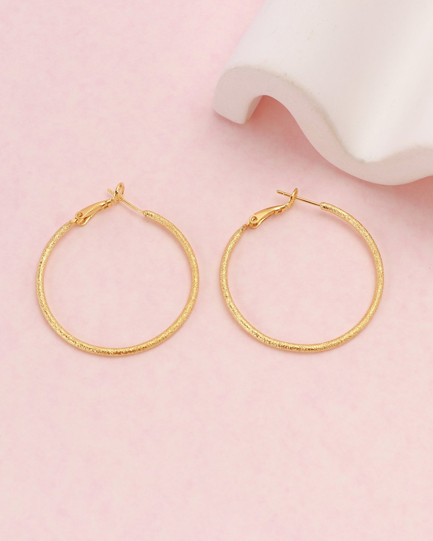 Heychic Lucia Gold Textured Hoop Earrings (Red)
