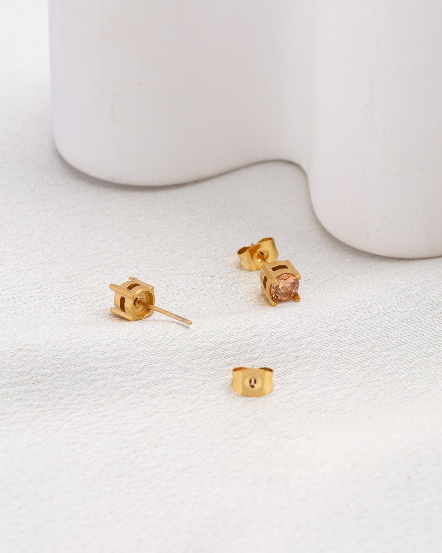 Heychic Champagne 5mm Zirconia Stud Earrings (Gold)