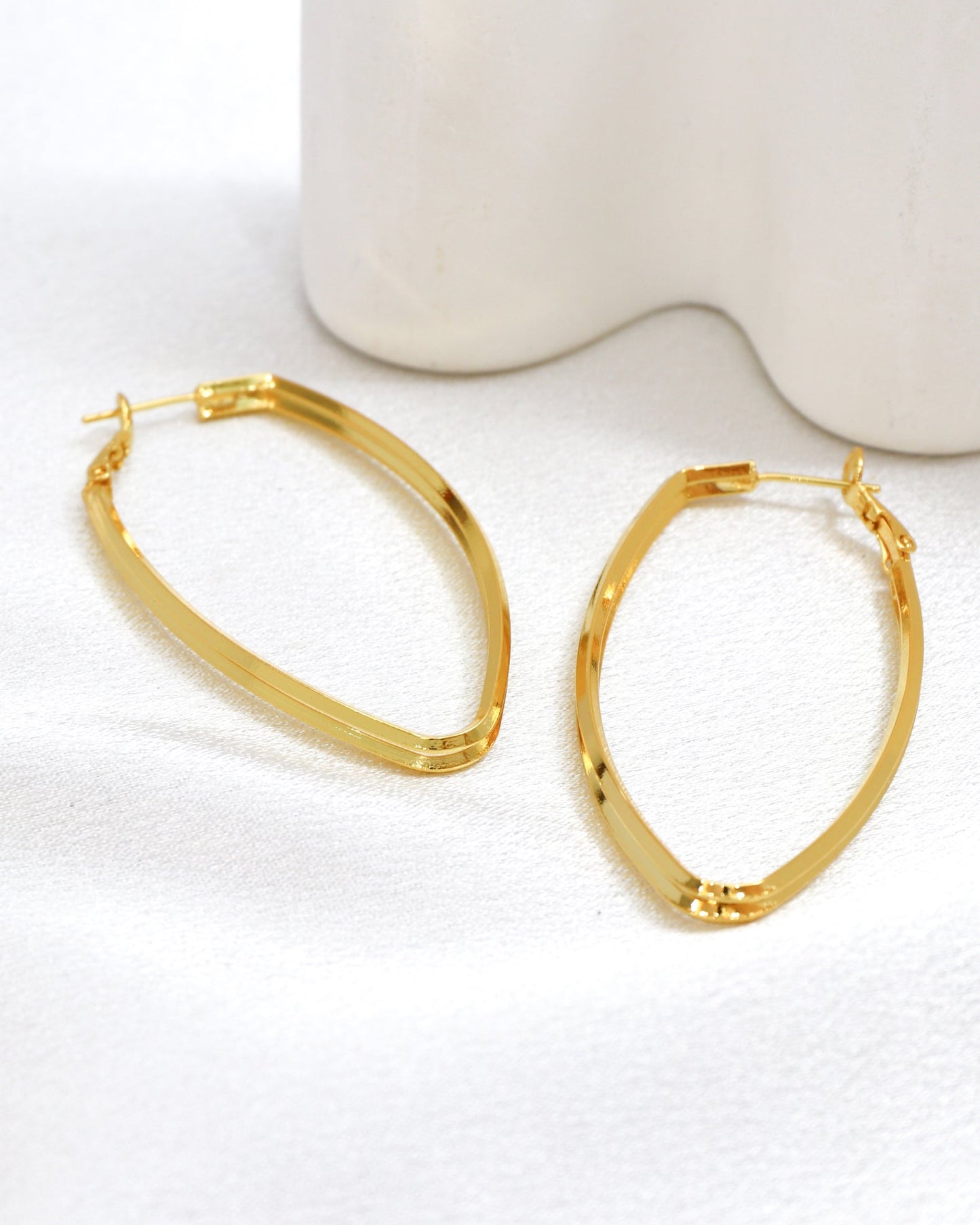 Heychic Pyra Irregular Hoop Earrings (Gold)