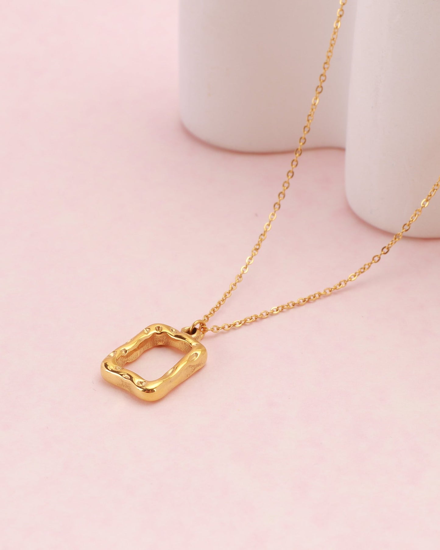 Heychic Ellinia Irregular Rectangle Pendant Necklace (Gold)