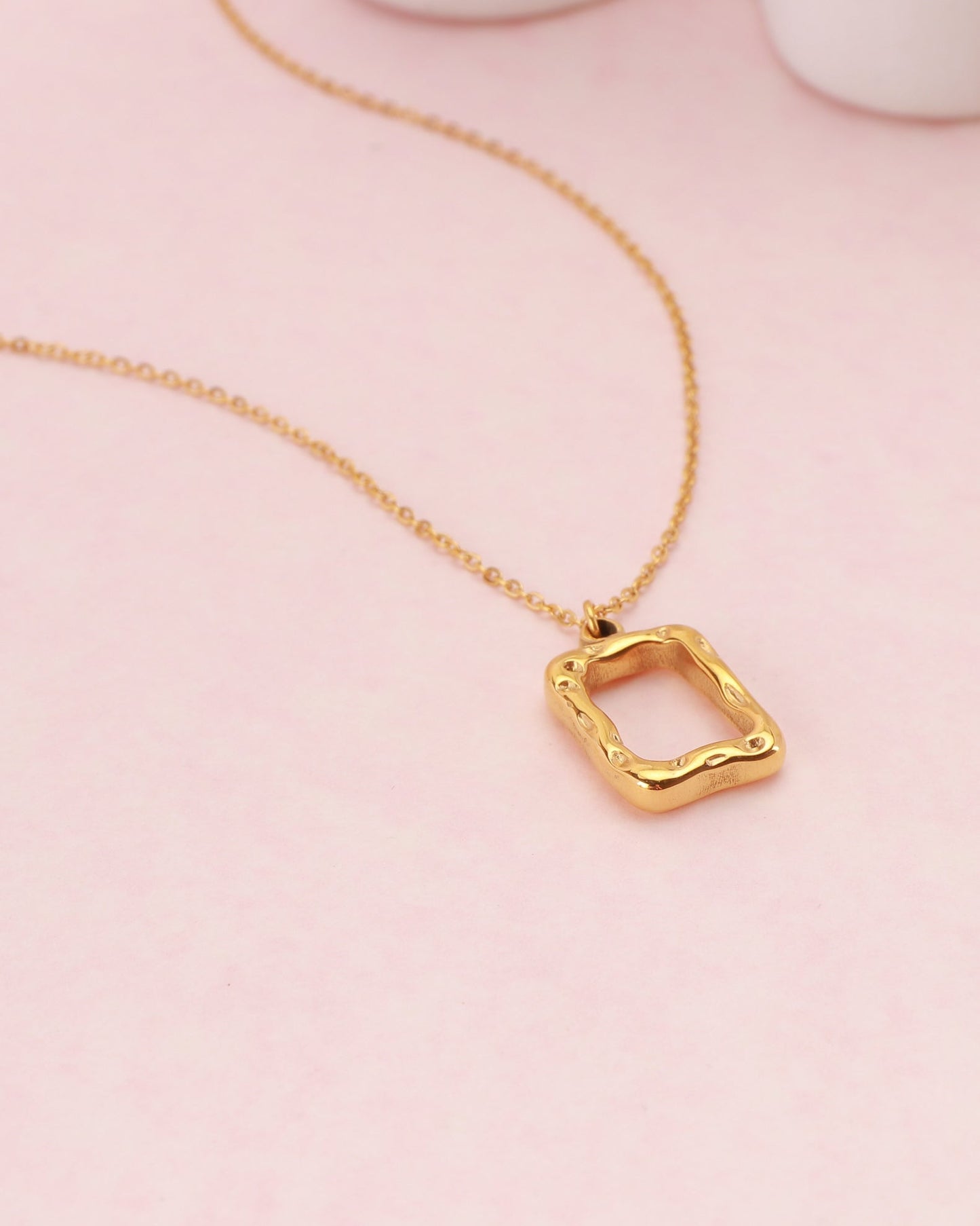 Heychic Ellinia Irregular Rectangle Pendant Necklace (Gold)