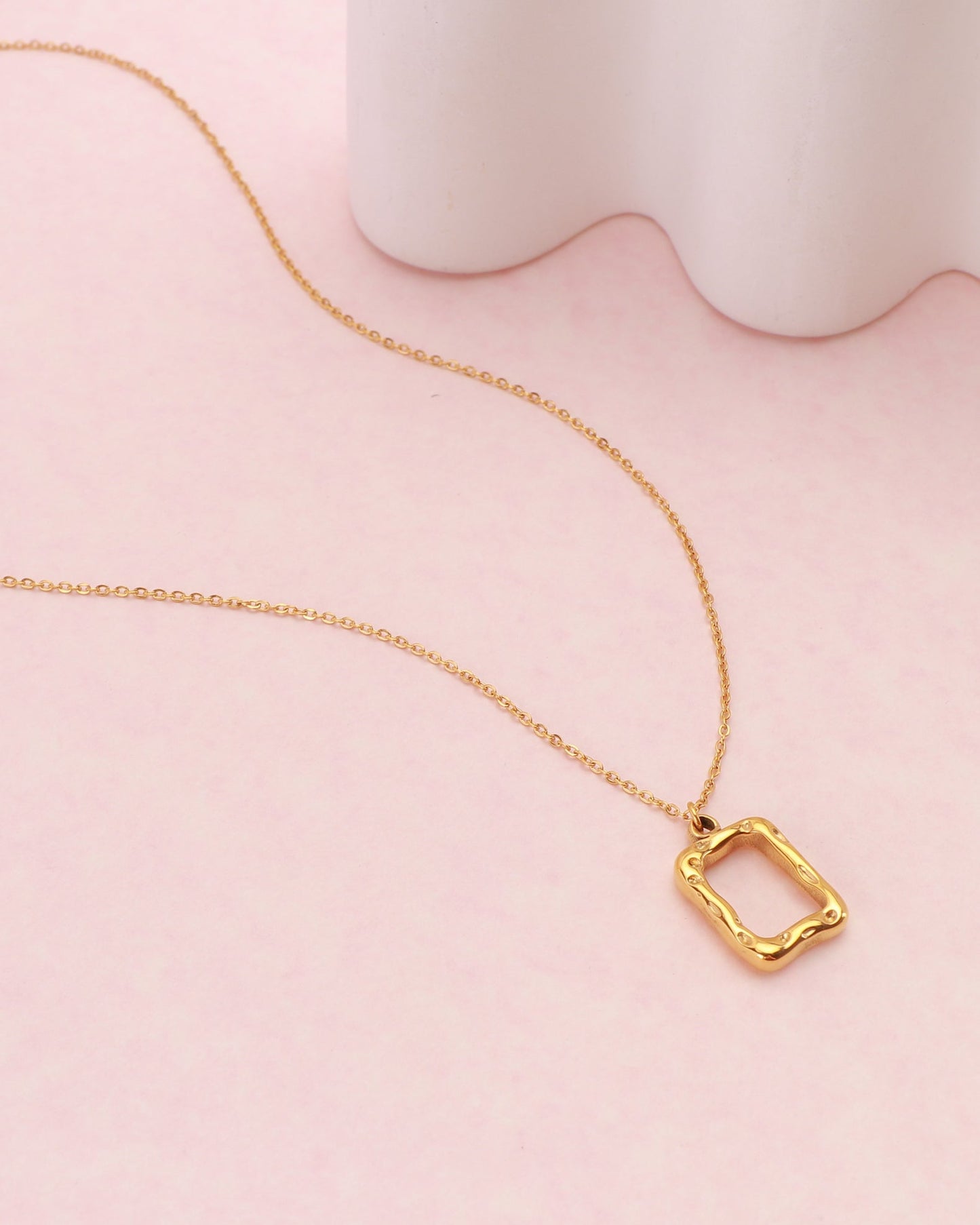 Heychic Ellinia Irregular Rectangle Pendant Necklace (Gold)