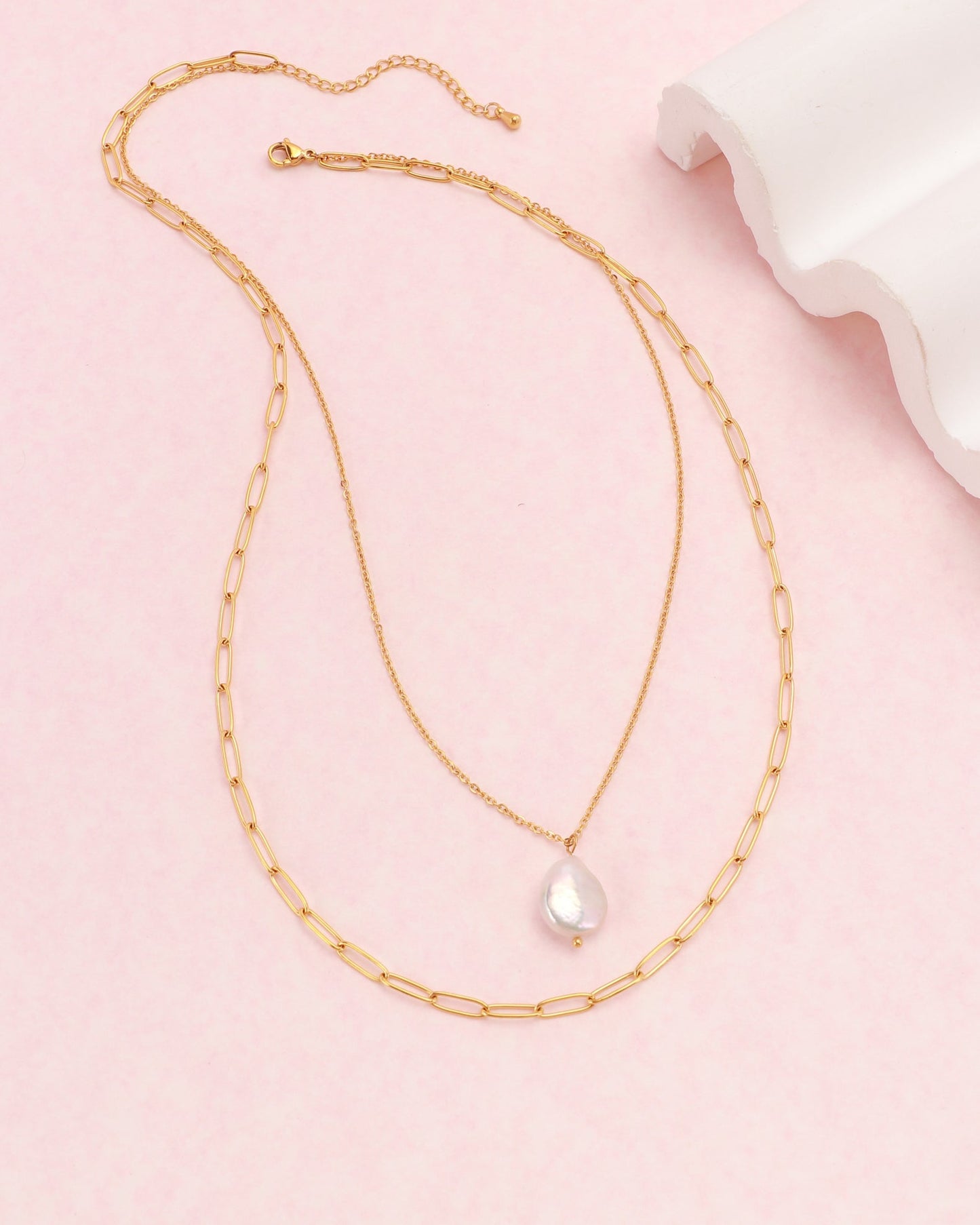 Heychic Perrie Pearl Gold Layered Chain Necklace (Red)