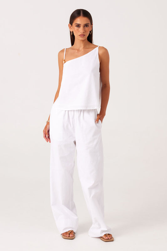 Image of a model wearing Pants. Productname: SNDYS ISMENE PANTS in White colour by brand - SNDYS