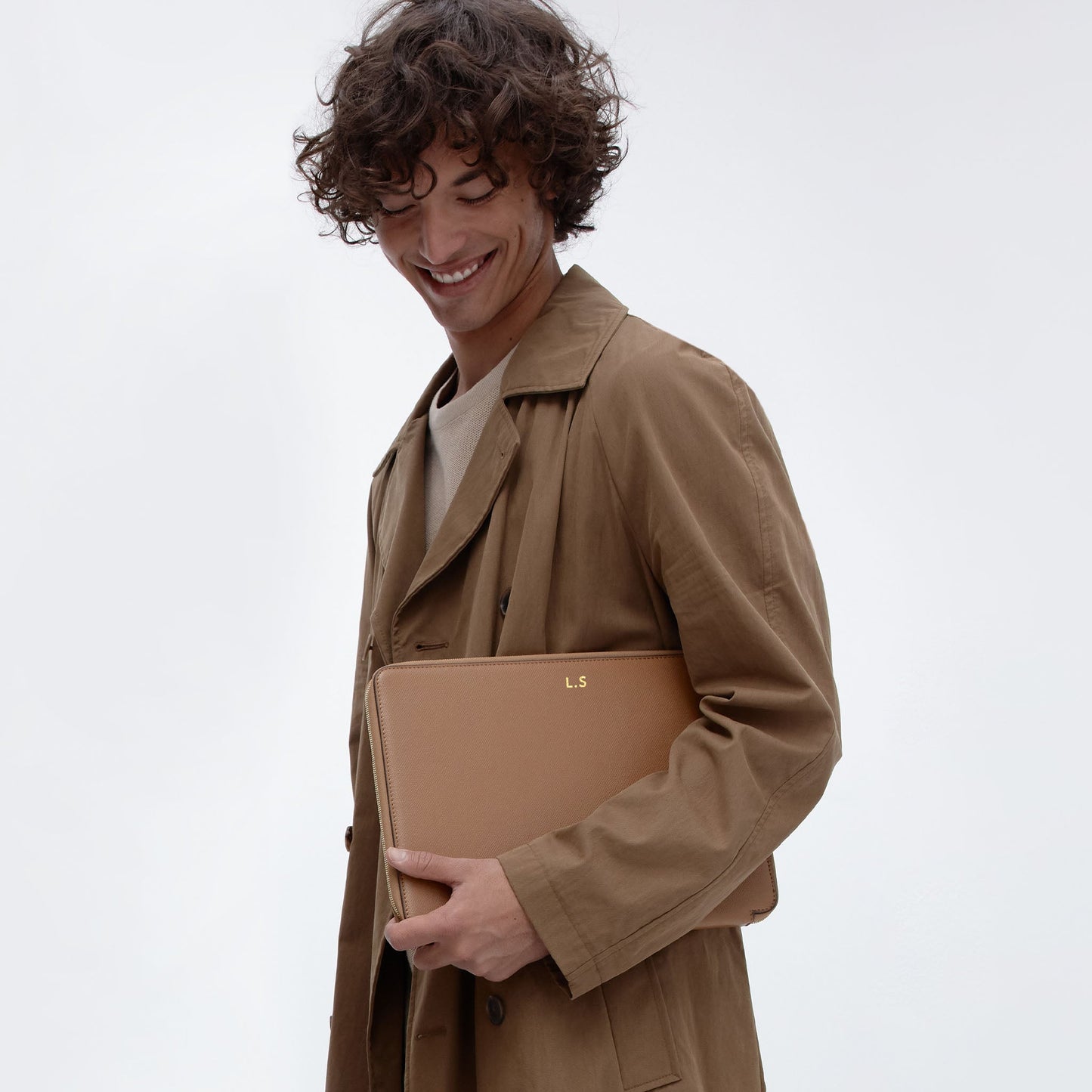 The Daily Edited Essentials 13 Inch Laptop Cover with Zip Recycled Saffiano Rich (Tan)