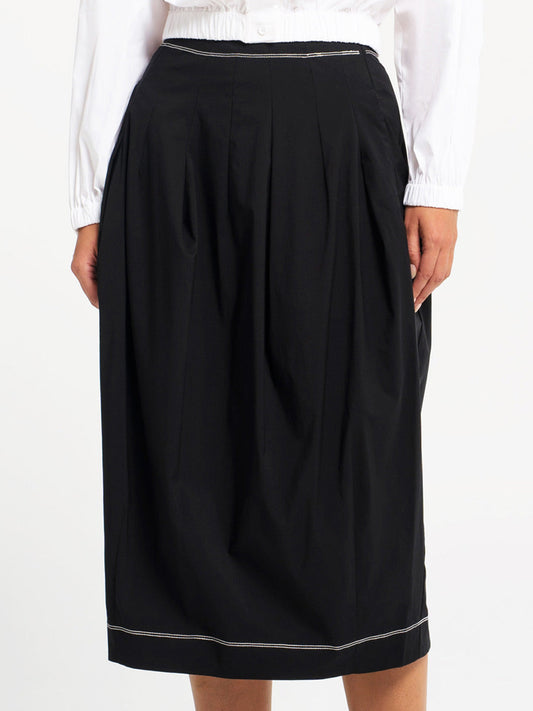 Image of a model wearing Skirts. Productname: LOUNGE SKIRT BELEM in Black White colour by brand - Lounge