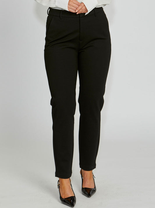 Image of a model wearing Pants. Productname: NEW LONDON LINTON TROUSER in Black colour by brand - New London