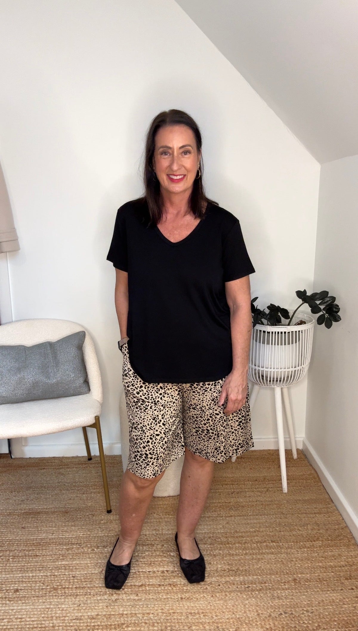Lou Lou Veronica Bamboo V-Neck T-Shirt (Black)