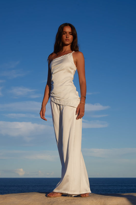 Image of a model wearing Pants. Productname: SNDYS SHAI PALAZZO PANTS in White colour by brand - SNDYS