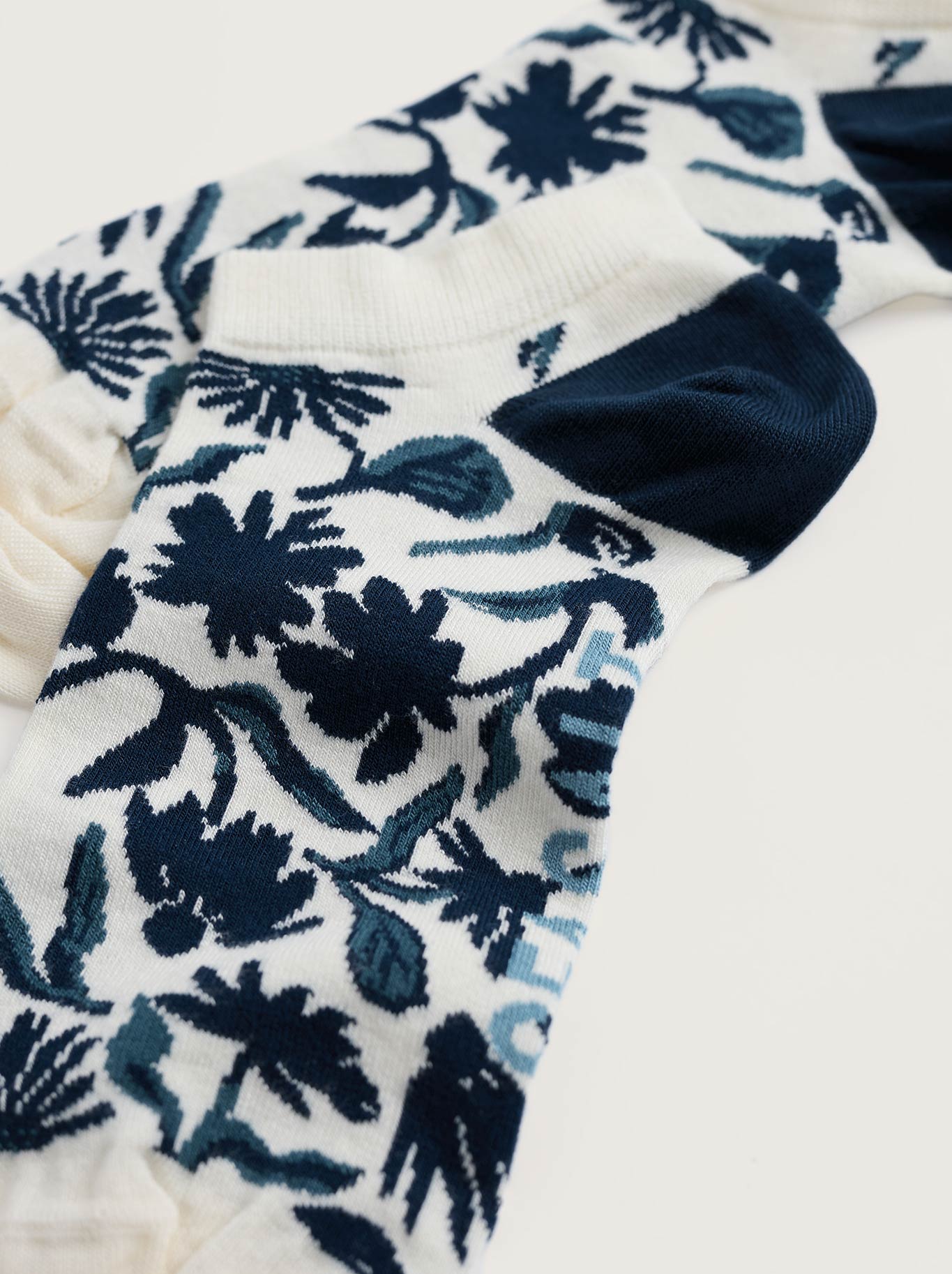 Seasalt Bamboo Arty Trainer Socks (Inked Flowers Ocean)