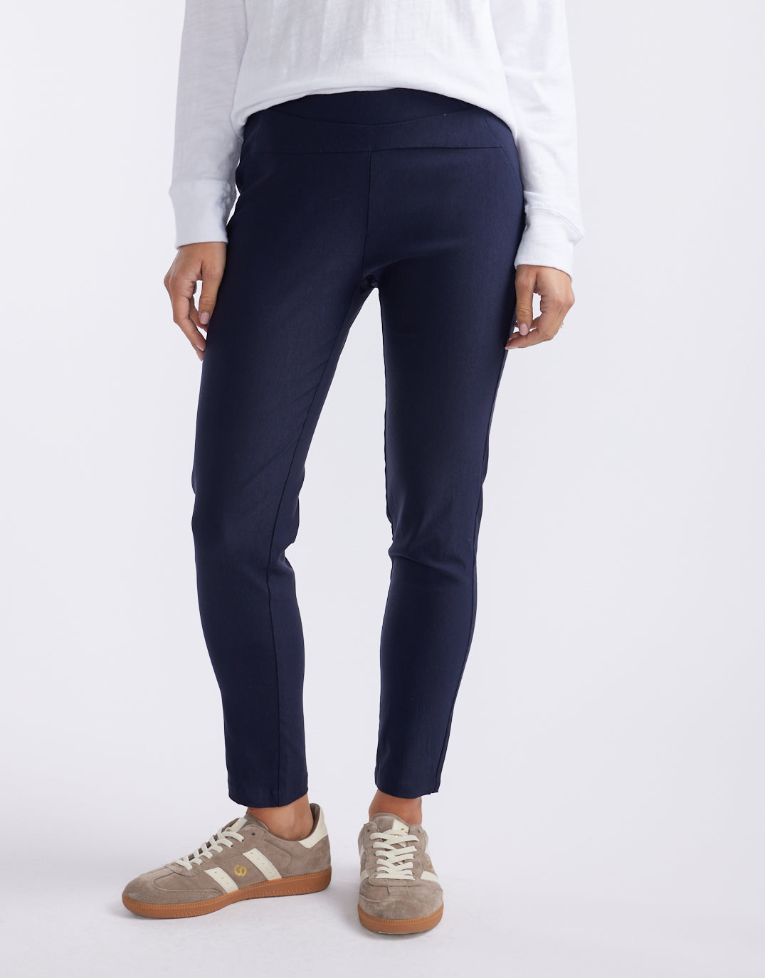Image of a model wearing Pants. Productname: The 24/7 Bengaline Crop Pant - in Navy colour by brand - Tirelli