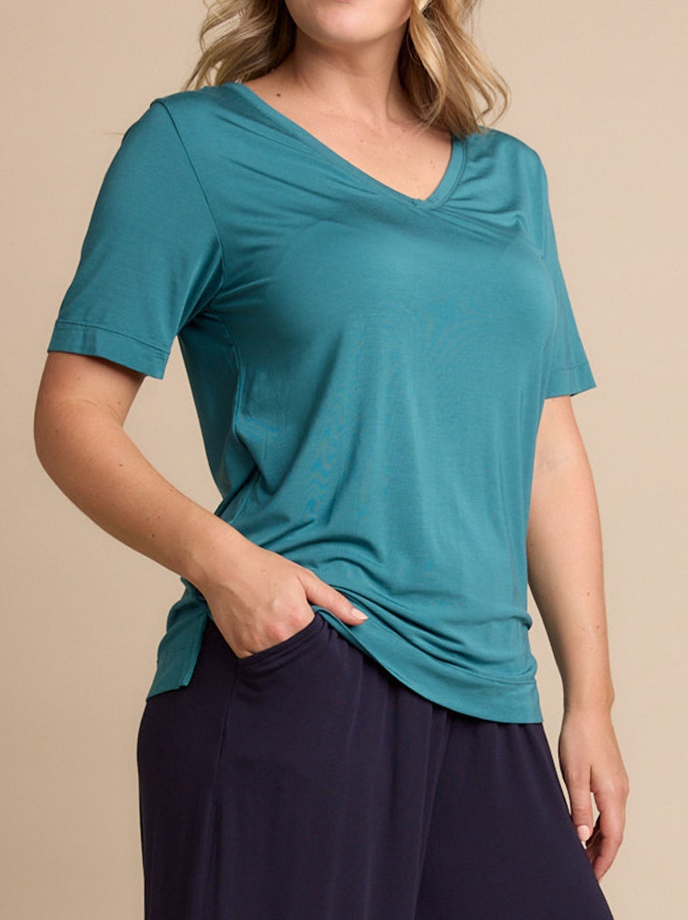 TANI ELLA V NECK TEE (Black)