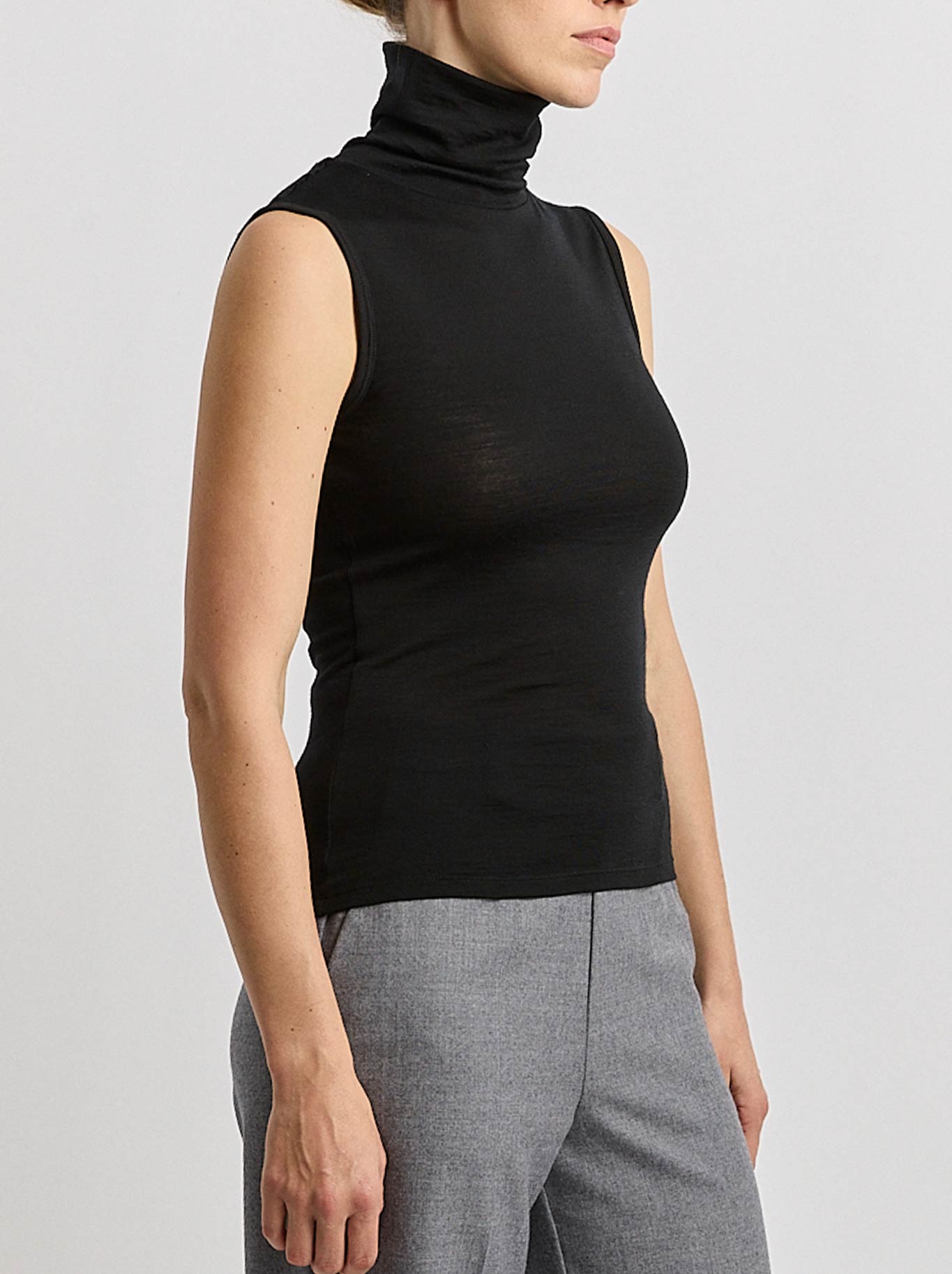 TOORALLIE SLEEVELESS ROLL NECK (Black)