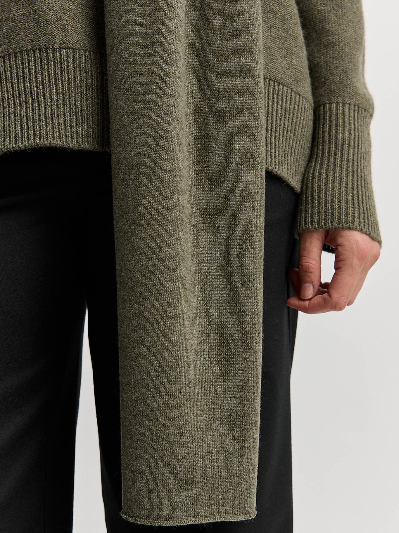 TOORALLIE EXTRA FINE MERINO SCARF (Black)