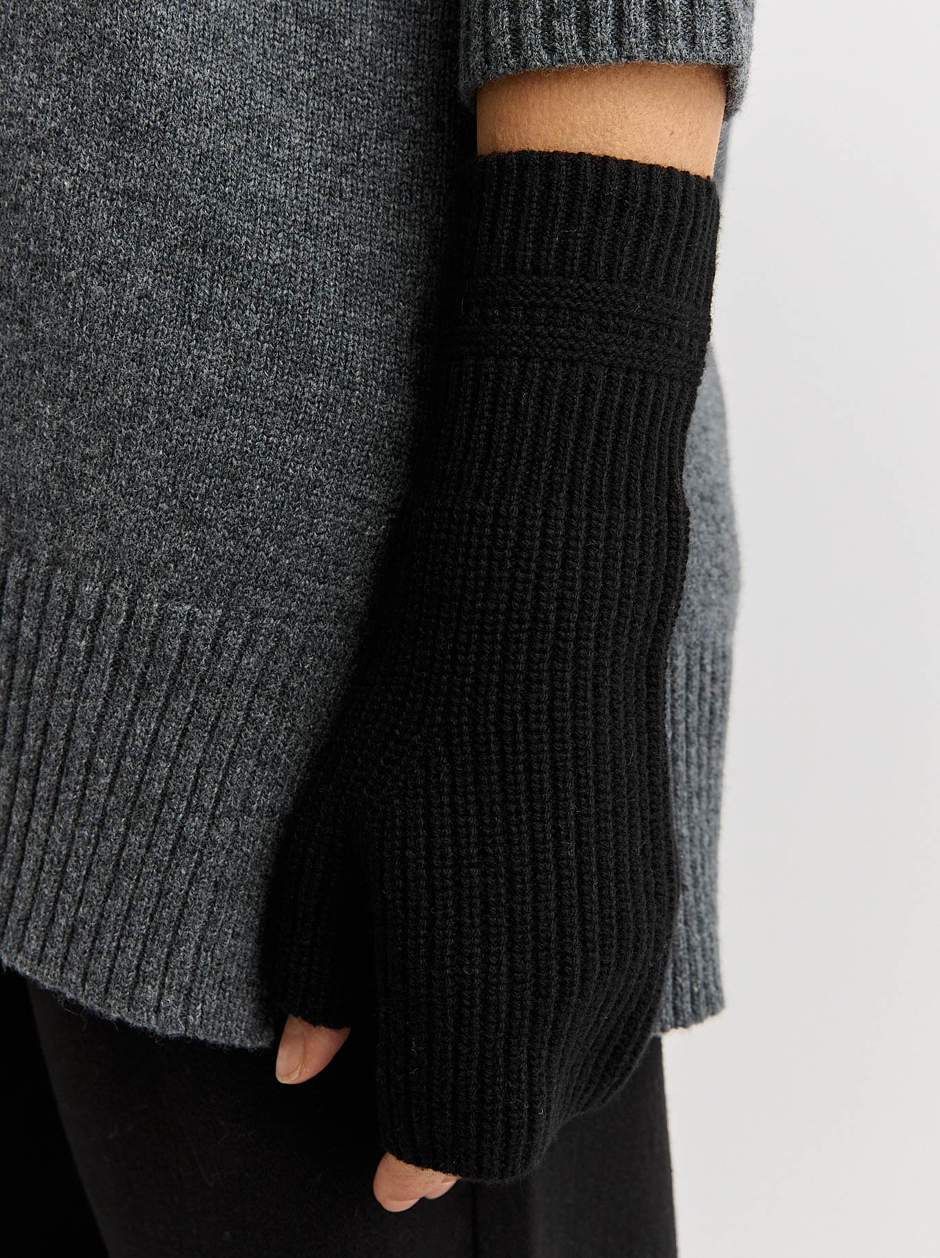 TOORALLIE FINE RIB OPEN MITTEN (Black)