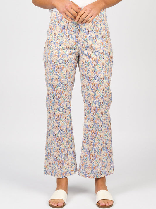 Image of a model wearing Pants. Productname: VASSALLI ANKLE GRAZER DAILY JEAN in Amalfi colour by brand - Vassalli