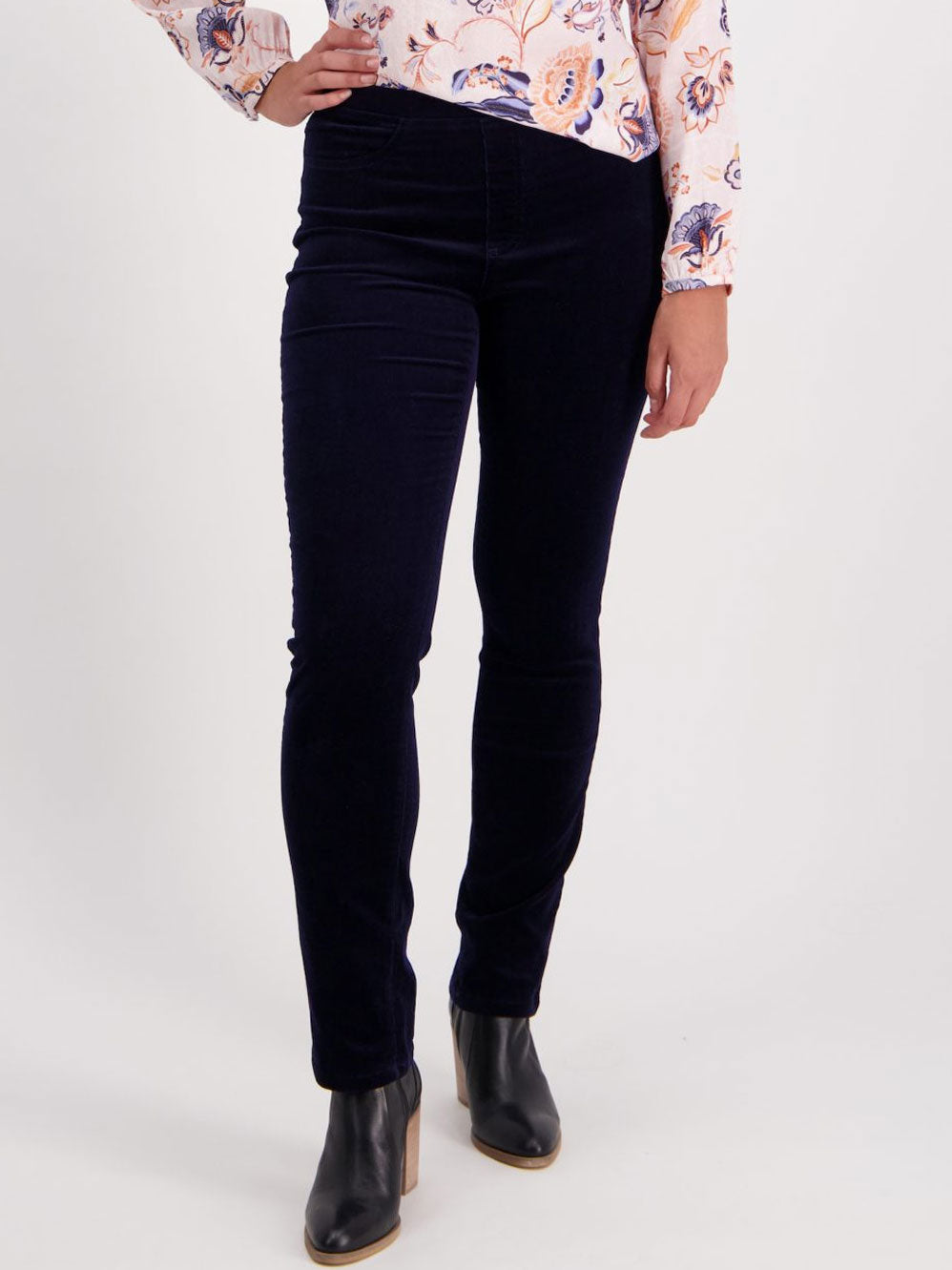 VASSALLI BAY SLIM LEG CORD PULL ON PANT (Black)