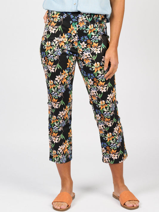 Image of a model wearing Pants. Productname: VASSALLI PRINTED 7/8TH PULL ON PANT in Grove colour by brand - Vassalli