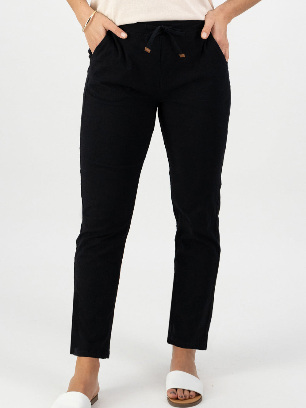 Image of a model wearing Pants. Productname: VASSALLI ANKLE GRAZER TIE PANT in Black colour by brand - Vassalli