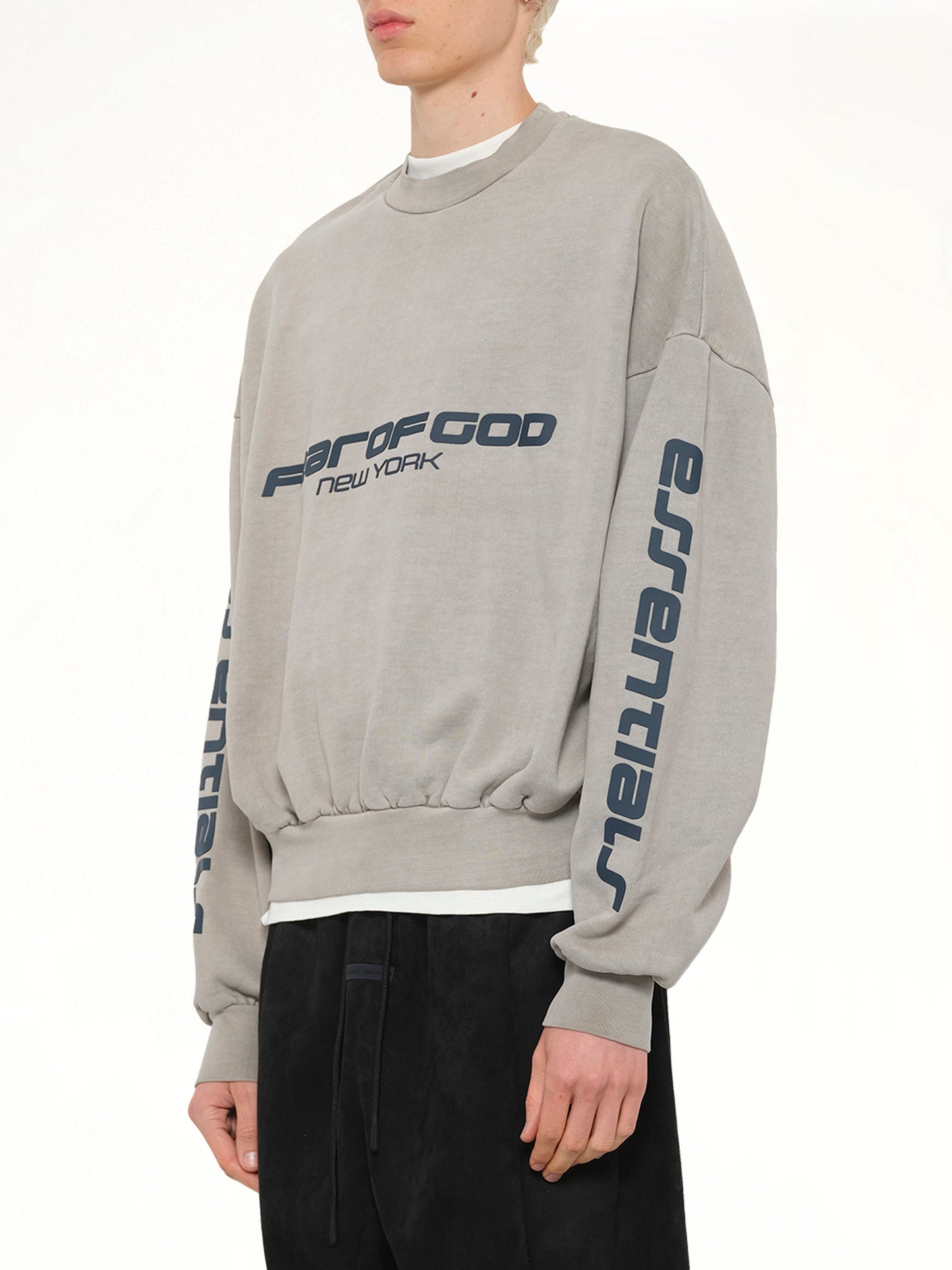 FEAR OF GOD ESSENTIALS Cropped Relaxed Sweatshirt (Smoke Grey)