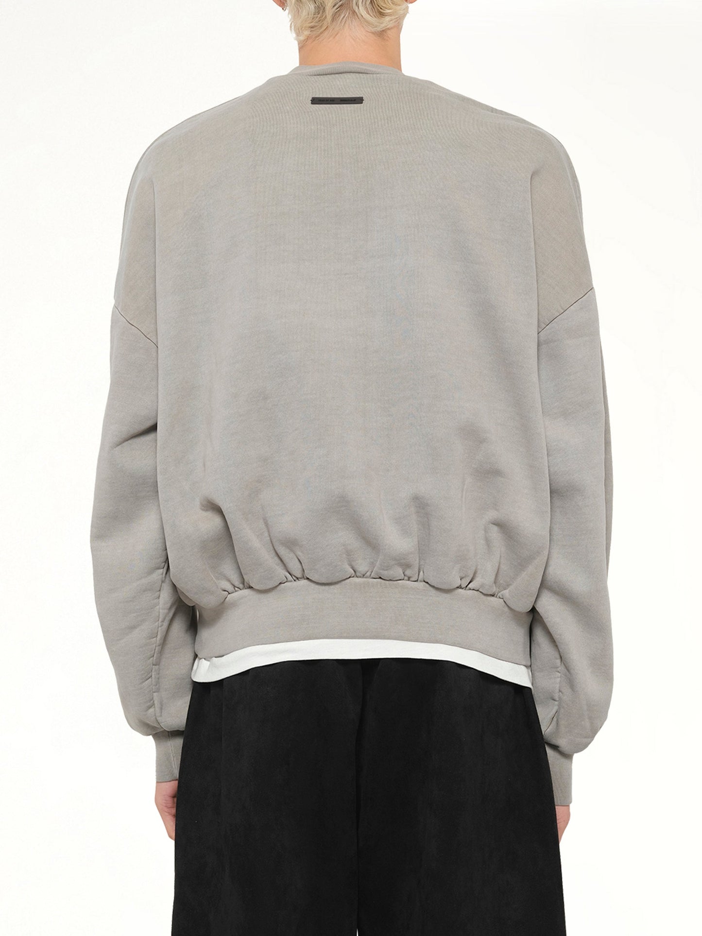 FEAR OF GOD ESSENTIALS Cropped Relaxed Sweatshirt (Smoke Grey)