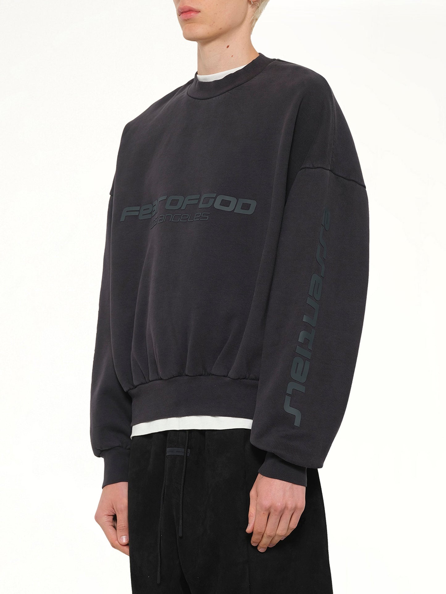 FEAR OF GOD ESSENTIALS Cropped Relaxed Sweatshirt (Black)