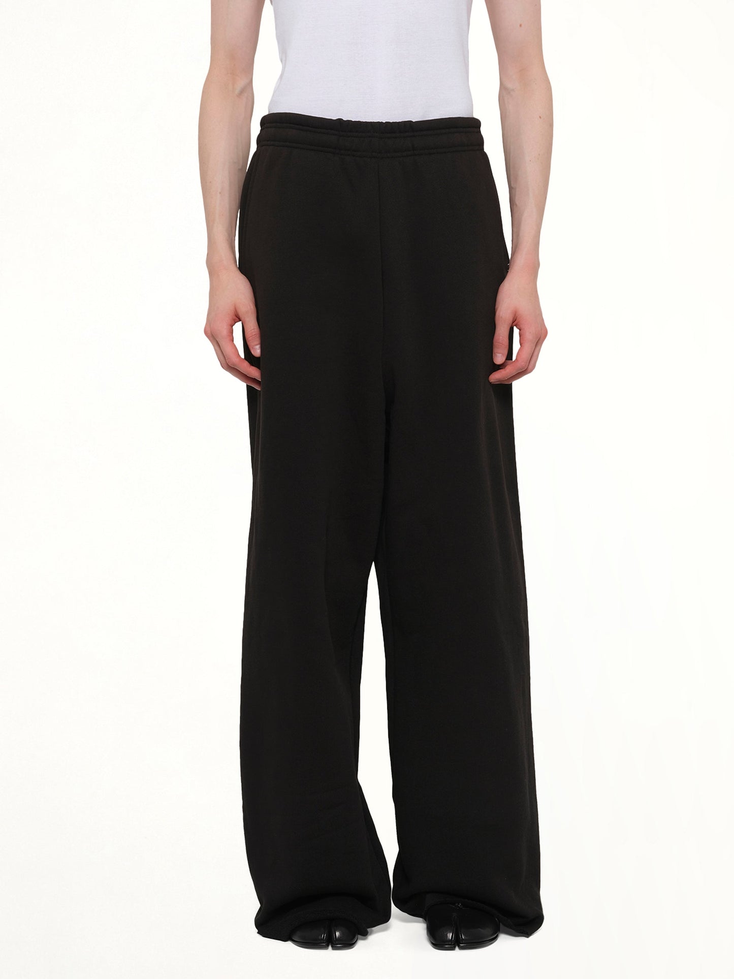 Image of a model wearing Pants. Product name - Full Sweatpant in Black colour by brand - ENTIRE STUDIOS