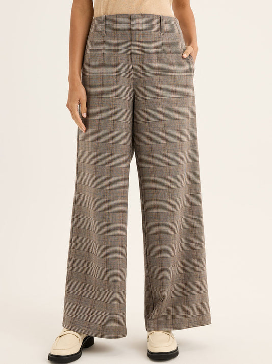 Image of a model wearing Pants. Productname: YARRA TRAIL ALLOYED PANT in Check colour by brand - Yarra Trail