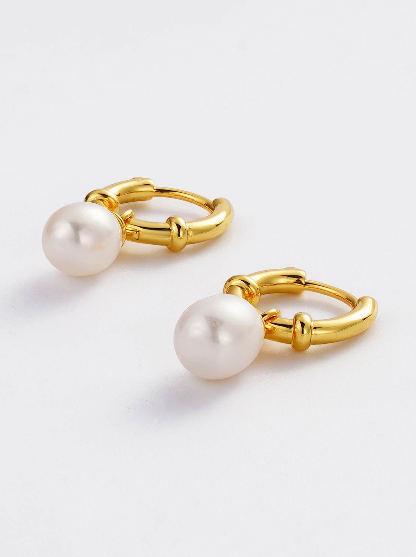 ZAFINO TESSA PEARL HOOP (Gold)