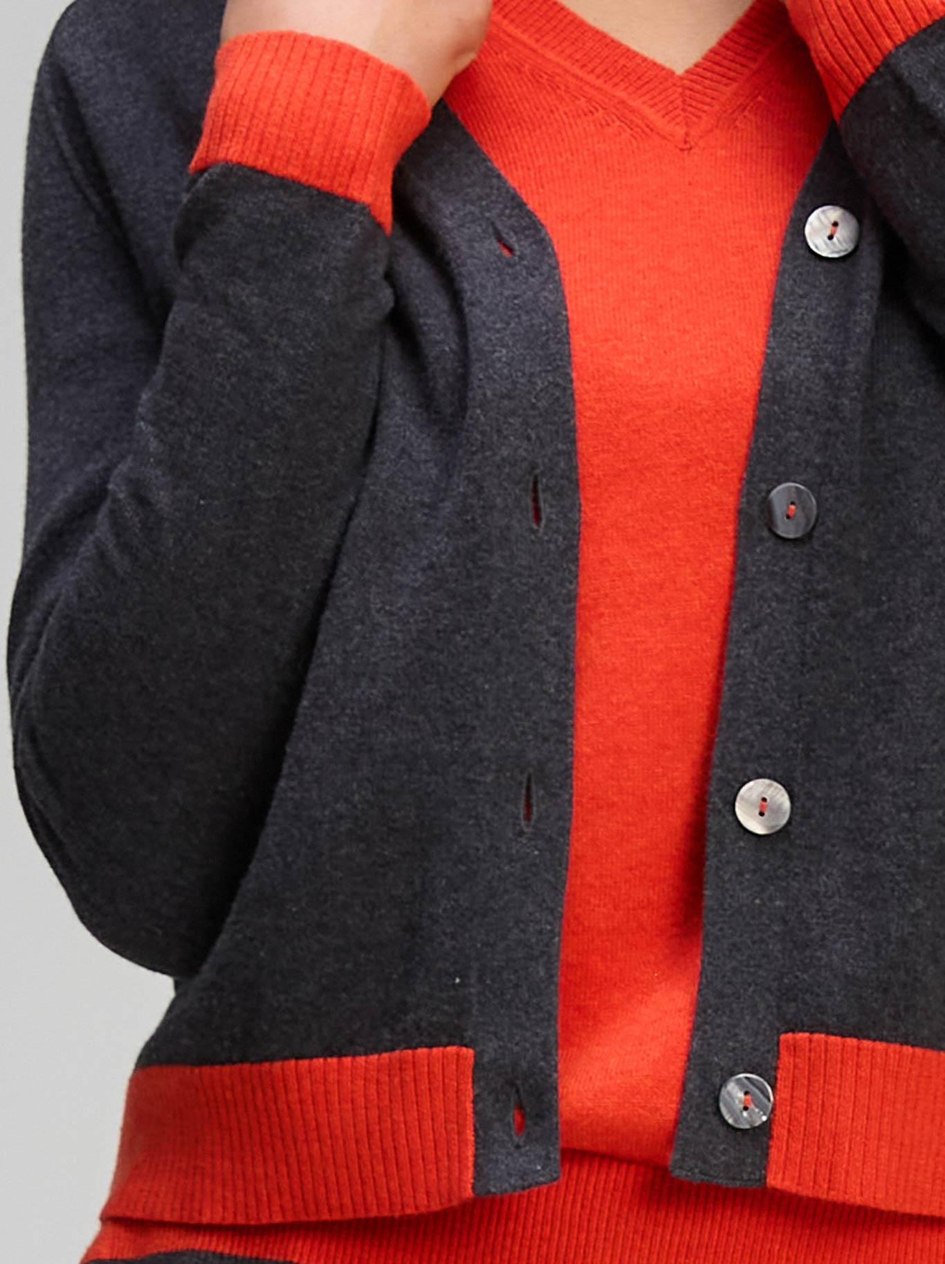 ZAKET & PLOVER ESSENTIAL V NECK CARDI (Basil)