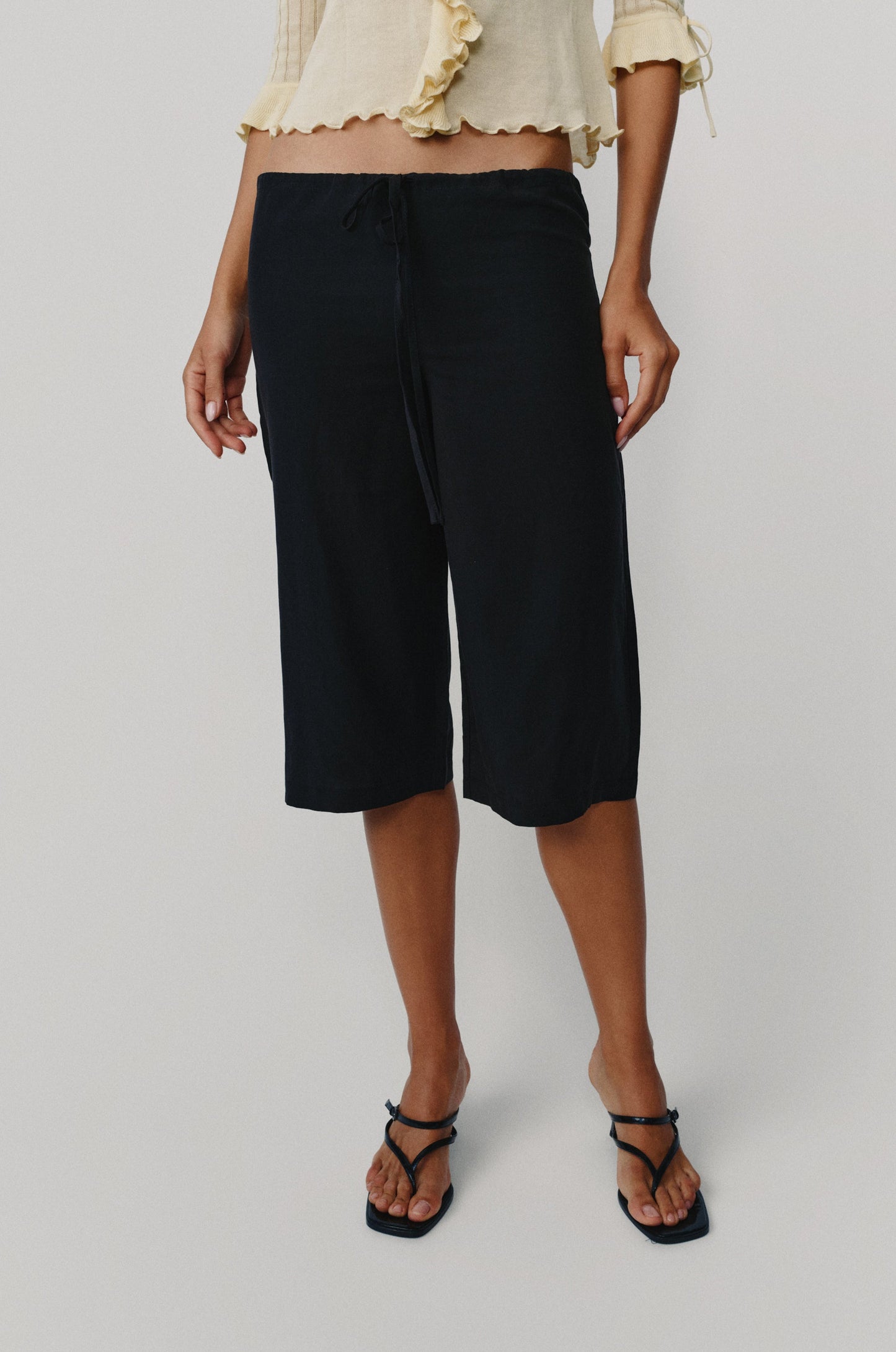 Arden Capri Pant (Black)